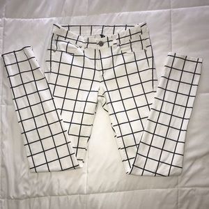 ⭐️ Black and White Patterned Skinny Jeans
